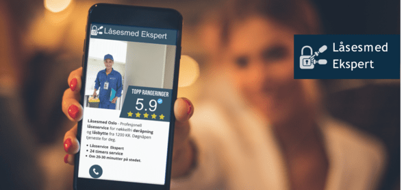 Person ser på låsesmedekspertens profil med toppvurdering på smarttelefonens skjerm